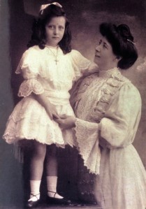 Madame Isabelle Mack and daughter Enid, Lille 1903. Courtesy/© Victoria Foster.